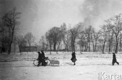 16.01.1945, Radomsko, Polska.
Walki o wyzwolenie miasteczka, ludność cywilna uciekająca przed frontem, tuż przed wkroczeniem Armii Czerwonej.
Fot. Ryszard Pełka, zbiory Ośrodka KARTA, udostępnił Ryszard Pełka

