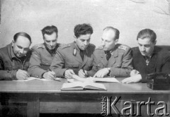 1956, Radomsko, Polska.
Grupa funkcjonariuszy Urzędu Bezpieczeństwa przed akcją likwidacyjną szajki bandyckiej Nowaków i Kołodziejczyków - owocna współpraca funkcjonariuszy z komendy w Radomsku i Włoszczowej. Fotografia z tablicy ściennej w budynku Urzędu Bezpieczeństwa w Radomsku.
Fot. NN, zbiory Ośrodka KARTA, udostępnił Ryszard Pełka