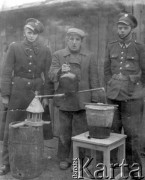 1946, Radomsko okolice, Polska.
Milicja Obywatelska w akcji - likwidacja bimbrowni. Fotografia z tablicy ściennej w budynku Urzędu Bezpieczeństwa w Radomsku.
Fot. NN, zbiory Ośrodka KARTA, udostępnił Ryszard Pełka

