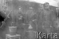 1946, Radomsko okolice, Polska.
Milicja Obywatelska w akcji - likwidacja bimbrowni. Dwaj milicjanci trzymają w dłoniach pepesze. Fotografia z tablicy ściennej w budynku Urzędu Bezpieczeństwa w Radomsku.
Fot. NN, zbiory Ośrodka KARTA, udostępnił Ryszard Pełka

