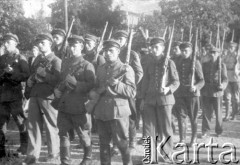 1946, Radomsko, Polska.
Pogrzeb funkcjonariusza Milicji Obywatelskiej poległego w walce z bandytami. Fotografia z tablicy ściennej w budynku Urzędu Bezpieczeństwa w Radomsku.
Fot. NN, zbiory Ośrodka KARTA, udostępnił Ryszard Pełka

