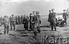 1946, powiat Radomsko, Polska.
Odprawa przed akcją - prawdopodobnie związaną z likwidacją podziemia zbrojnego. Fotografia z tablicy ściennej w budynku Urzędu Bezpieczeństwa w Radomsku.
Fot. NN, zbiory Ośrodka KARTA, udostępnił Ryszard Pełka

