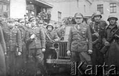 1946, Radomsko, Polska.
Żołnierze przed akcją - prawdopodobnie związaną z likwidacją podziemia zbrojnego. Fotografia z tablicy ściennej w budynku Urzędu Bezpieczeństwa w Radomsku.
Fot. NN, zbioryOśrodka KARTA, udostępnił Ryszard Pełka
