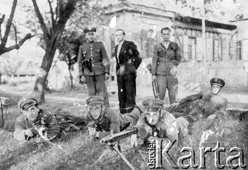 1946 (?), Radomsko, Polska.
Funkcjonariusze Milicji Obywatelskie podczas ćwiczeń w strzelaniu. Fotografia z tablicy ściennej w budynku Urzędu Bezpieczeństwa w Radomsku.
Fot. NN, zbiory Ośrodka KARTA, udostępnił Ryszard Pełka

