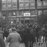13.12.1981, Warszawa, Polska.
Wprowadzenie stanu wojennego - mieszkańcy stolicy zebrani przed siedzibą NSZZ 