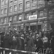 13.12.1981, Warszawa, Polska.
Wprowadzenie stanu wojennego - mieszkańcy stolicy zebrani przed siedzibą NSZZ 