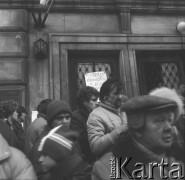 13.12.1981, Warszawa, Polska.
Wprowadzenie stanu wojennego - mieszkańcy stolicy zebrani przed siedzibą NSZZ 