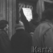 13.12.1981, Warszawa, Polska.
Wprowadzenie stanu wojennego - mieszkańcy stolicy zebrani przed siedzibą NSZZ 