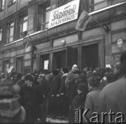13.12.1981, Warszawa, Polska.
Wprowadzenie stanu wojennego - mieszkańcy stolicy zebrani przed siedzibą NSZZ 