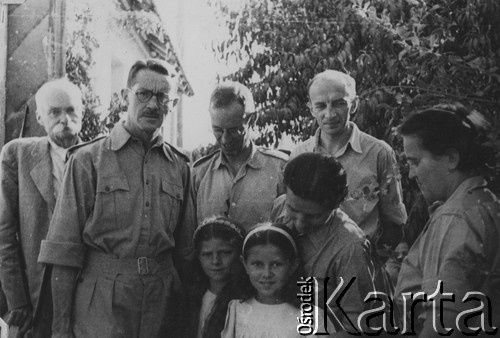 1942, Jangi-Jul, Uzbekistan, ZSRR.
Przedstawiciele Anglików i delegat ambasady RP przy sztabie armii z wizytą w ochronce, z lewej stoi Konstanty Rdułtowski.
Fot. NN, zbiory Ośrodka KARTA, album Konstantego Rdułtowskiego udostępniła Teresa Koziorowska.
 
