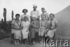 Czerwiec 1942, Jangi-Jul, Uzbekistan, ZSRR.
Pracownicy ochronki, w środku siedzi Konstanty Rdułtowski.
Fot. NN, zbiory Ośrodka KARTA, album Konstantego Rdułtowskiego udostępniła Teresa Koziorowska.
 
