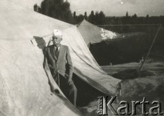 Czerwiec 1942, Jangi-Jul, Uzbekistan, ZSRR.
Przed namiotem stoi Konstanty Rdułtowswki.
Fot. NN, zbiory Ośrodka KARTA, album Konstantego Rdułtowskiego udostępniła Teresa Koziorowska.
 
