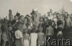 Czerwiec 1942, Jangi-Jul, Uzbekistan, ZSRR.
Dzieci z ochronki, w środku stoi Konstanty Rdułtowski.
Fot. NN, zbiory Ośrodka KARTA, album Konstantego Rdułtowskiego udostępniła Teresa Koziorowska.
 
