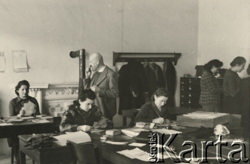 1942-1943, Teheran, Persja (Iran).
Pracownicy Centralnego Biura Ewidencji.
Fot. NN, zbiory Ośrodka KARTA, album Konstantego Rdułtowskiego udostępniła Teresa Koziorowska.
 
