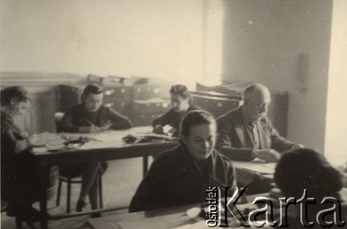 1942-1943, Teheran, Persja (Iran).
Pracownicy Centralnego Biura Ewidencji, na zdjęciu m.in. M. Walczyk i Zaściński.
Fot. NN, zbiory Ośrodka KARTA, album Konstantego Rdułtowskiego udostępniła Teresa Koziorowska.
 
