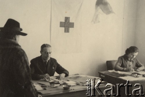 1942-1943, Teheran, Persja (Iran).
Pracownicy Centralnego Biura Ewidencji, z lewej siedzi Danilewicz.
Fot. NN, zbiory Ośrodka KARTA, album Konstantego Rdułtowskiego udostępniła Teresa Koziorowska.
 
