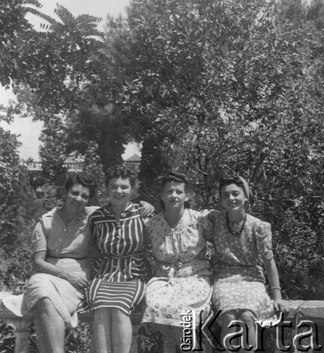 1942-1943, Teheran, Persja (Iran).
Pracownice Centralnego Biura Ewidencji: Dziunia Pawłowiczowa, Irena Jaroszewska, Zofia Zembrzuska, Hanna Lernerowa.
Fot. NN, zbiory Ośrodka KARTA, album Konstantego Rdułtowskiego udostępniła Teresa Koziorowska.
 
