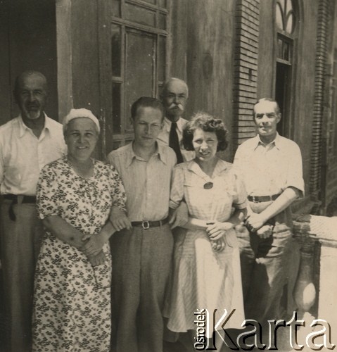 1942-1943, Teheran, Persja (Iran).
Pracownicy Centralnego Biura Ewidencji, stoją od lewej: Bortkiewicz, Żółtowska, Dąbrowski, Konstanty Rdułtowski, Wolska, Danilewicz.
Fot. NN, zbiory Ośrodka KARTA, album Konstantego Rdułtowskiego udostępniła Teresa Koziorowska.
 
