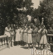 1942-1943, Teheran, Persja (Iran).
Pracownice Centralnego Biura Ewidencji.
Fot. NN, zbiory Ośrodka KARTA, album Konstantego Rdułtowskiego udostępniła Teresa Koziorowska.
 
