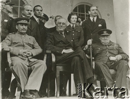 28.11-1.12.1943, Teheran, Persja (Iran).
Konferencja w Teheranie - spotkanie przywódców koalicji antyhitlerowskiej, siedzą od lewej: Józef Stalin, Franklin Delano Roosevelt, Winston Churchill, za Stalinem stoi Wiaczesław Mołotow. 
Fot. NN, zbiory Ośrodka KARTA, album Konstantego Rdułtowskiego udostępniła Teresa Koziorowska.
 
