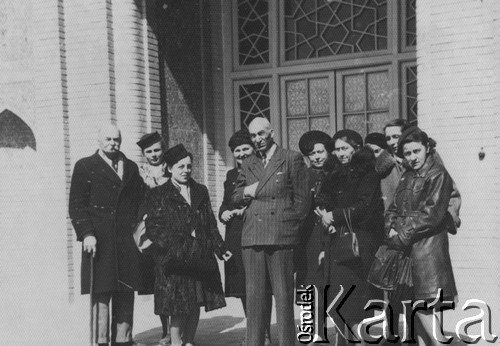 1943, Teheran, Persja (Iran).
Grupa pracowników Centralnego Biura Ewidencji przed Muzeum Sztuk Pięknych, z lewej stoi Konstanty Rdułtowski.
Fot. NN, zbiory Ośrodka KARTA, album Konstantego Rdułtowskiego udostępniła Teresa Koziorowska.
 
