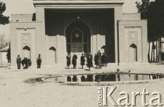 1943, Teheran, Persja (Iran).
Pracownicy Centralnego Biura Ewidencji przed siedzibą Muzeum Sztuk Pięknych.
Fot. NN, zbiory Ośrodka KARTA, album Konstantego Rdułtowskiego udostępniła Teresa Koziorowska.
 
