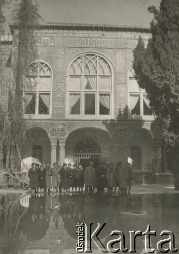 1943, Teheran, Persja (Iran).
Pracownicy Centralnego Biura Ewidencji z wycieczką w pałacu szacha.
Fot. NN, zbiory Ośrodka KARTA, album Konstantego Rdułtowskiego udostępniła Teresa Koziorowska.
 
