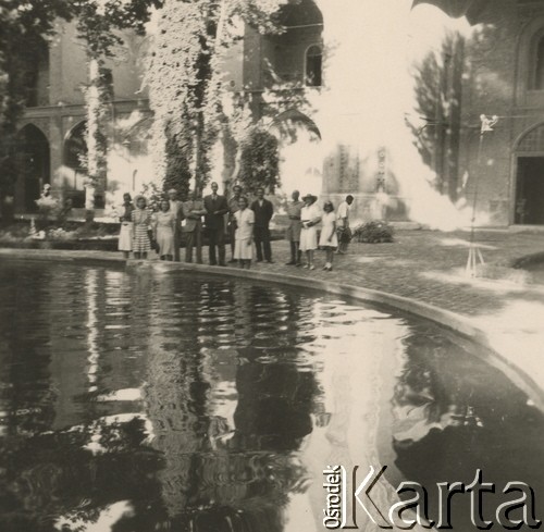 1943, Teheran, Persja (Iran).
Pracownicy Centralnego Biura Ewidencji z wycieczką w pałacu szacha.
Fot. NN, zbiory Ośrodka KARTA, album Konstantego Rdułtowskiego udostępniła Teresa Koziorowska.
 
