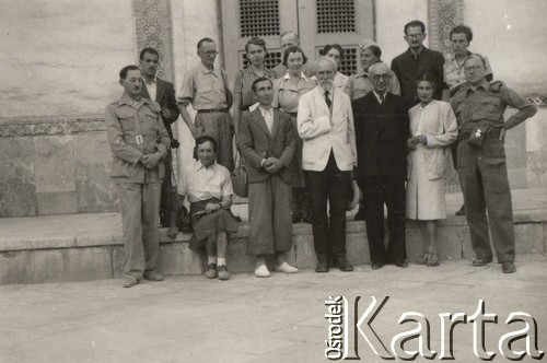 1943-1944, brak miejsca
Grupa osób przed Uniwersytetem, w środku stoi prof. Stanisław Kościałkowski.
Fot. NN, zbiory Ośrodka KARTA, album Konstantego Rdułtowskiego udostępniła Teresa Koziorowska.
 
