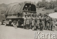1944, Persja (Iran).
Grupa osób przy ciężarówce, postój na drodze z Teheranu do Bagdadu.
Fot. NN, zbiory Ośrodka KARTA, album Konstantego Rdułtowskiego udostępniła Teresa Koziorowska.
 
