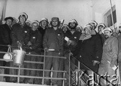 Listopad 1981, Płock, Polska.
Akcja malowania napisów na murach zorganizowana przez MKZ NSZZ Solidarność.
Fot. Zenon Dylewski, zbiory Ośrodka KARTA, udostępnił Jacek Pawłowicz.

