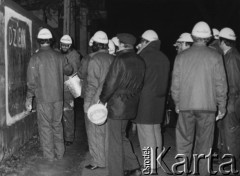 Listopad 1981, Płock, Polska.
Akcja malowania napisów na murach zorganizowana przez MKZ NSZZ Solidarność.
Fot. Zenon Dylewski, zbiory Ośrodka KARTA, udostępnił Jacek Pawłowicz.

