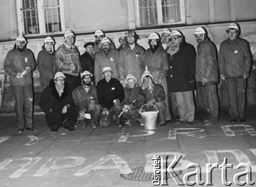 Listopad 1981, Płock, Polska.
Akcja malowania napisów na murach zorganizowana przez MKZ NSZZ Solidarność.
Fot. Zenon Dylewski, zbiory Ośrodka KARTA, udostępnił Jacek Pawłowicz.

