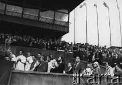 3.05.1981, Płock, Polska.
Msza za ojczyznę w rocznicę podpisania Konstytucji 3 Maja, odprawiona przez biskupa Bogdana Sikorskiego na stadionie miejskim.
Fot. Zenon Dylewski, zbiory Ośrodka KARTA, udostępnił Jacek Pawłowicz.