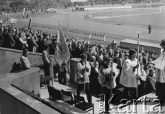 3.05.1981, Płock, Polska.
Msza za ojczyznę w rocznicę podpisania Konstytucji 3 Maja, odprawiona przez biskupa Bogdana Sikorskiego na stadionie miejskim.
Fot. Zenon Dylewski, zbiory Ośrodka KARTA, udostępnił Jacek Pawłowicz.