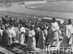 3.05.1981, Płock, Polska.
Msza za ojczyznę w rocznicę podpisania Konstytucji 3 Maja, odprawiona przez biskupa Bogdana Sikorskiego na stadionie miejskim.
Fot. Zenon Dylewski, zbiory Ośrodka KARTA, udostępnił Jacek Pawłowicz.