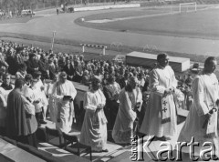 3.05.1981, Płock, Polska.
Msza za ojczyznę w rocznicę podpisania Konstytucji 3 Maja, odprawiona przez biskupa Bogdana Sikorskiego na stadionie miejskim.
Fot. Zenon Dylewski, zbiory Ośrodka KARTA, udostępnił Jacek Pawłowicz.