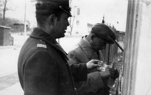 1961, Wrocław, Polska.
Jacek Kuroń (pierwszy z lewej) podczas służby wojskowej.
Fot. NN, zbiory Ośrodka KARTA (z archiwum rodzinnego Jacka Kuronia)

