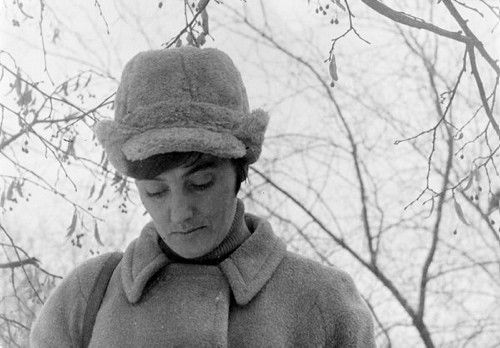 Lata 70., Polska.
Gaja Kuroń (Grażyna Kuroń) - pierwsza żona Jacka Kuronia.
Fot. NN, zbiory Ośrodka KARTA (z archiwum rodzinnego Jacka Kuronia)

