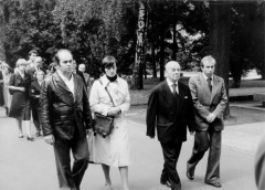 1982, Warszawa, Polska.
Prawdopodobnie pogrzeb Henryka Kuronia - ojca Jacka. Jacek Kuroń i jego żona Gaja Kuroń (Grażyna Kuroń) w kondukcie pogrzebowym.
Fot. NN, zbiory Ośrodka KARTA (z archiwum rodzinnego Jacka Kuronia)

