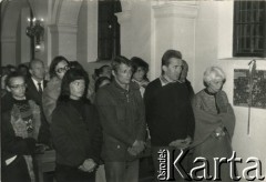 10.10.1979, Warszawa, Polska.
Msza św. odprawiona przez księdza Jana Zieję na zakończenie głodówki solidarnościowej członków i sympatyków Komitetu Samoobrony Społecznej KOR (KSS KOR) w kościele Św. Krzyża w obronie więźniów politycznych w Czechosłowacji oraz aresztowanych Polaków: Adama Wojciechowskiego i Edmunda Zadrożyńskiego. Na zdjęciu od lewej w pierwszym rzędzie: Anka Kowalska, Jacek Bierezin, Andrzej Czuma, Halina Mikołajska; w drugim rzędzie: Jan Lityński, Mariusz Wilk, Konrad Bieliński, Jacek Kuroń.
Fot. NN, kolekcja Jacka Kuronia, zbiory Ośrodka KARTA

