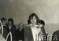 3-10.10.1979, Warszawa, Polska.
Głodówka solidarnościowa członków i sympatyków Komitetu Samoobrony Społecznej KOR (KSS KOR) w kościele Św. Krzyża w obronie więźniów politycznych w Czechosłowacji oraz aresztowanych Polaków: Adama Wojciechowskiego i Edmunda Zadrożyńskiego. Na pierwszym planie Konrad Bieliński, 1. z lewej Jacek Bierezin.
Fot. NN, kolekcja Jacka Kuronia, zbiory Ośrodka KARTA