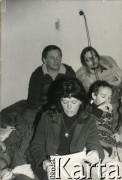 3-10.10.1979, Warszawa, Polska.
Głodówka solidarnościowa członków i sympatyków Komitetu Samoobrony Społecznej KOR (KSS KOR) w kościele Św. Krzyża w obronie więźniów politycznych w Czechosłowacji oraz aresztowanych Polaków: Adama Wojciechowskiego i Edmunda Zadrożyńskiego. Z przodu Anka Kowalska i Jan Lityński, z tyłu Jerzy Markuszewski i Mariusz Wilk.
Fot. NN, kolekcja Jacka Kuronia, zbiory Ośrodka KARTA