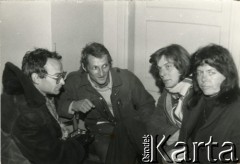3-10.10.1979, Warszawa, Polska.
Głodówka solidarnościowa członków i sympatyków Komitetu Samoobrony Społecznej KOR (KSS KOR) w kościele Św. Krzyża w obronie więźniów politycznych w Czechosłowacji oraz aresztowanych Polaków: Adama Wojciechowskiego i Edmunda Zadrożyńskiego. Od lewej: Jan Lityński, Jacek Bierezin, Konrad Bieliński i Anka Kowalska.
Fot. NN, kolekcja Jacka Kuronia, zbiory Ośrodka KARTA