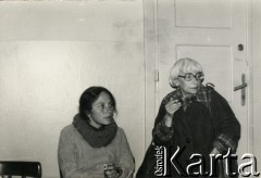 3-10.10.1979, Warszawa, Polska.
Głodówka solidarnościowa członków i sympatyków Komitetu Samoobrony Społecznej KOR (KSS KOR) w kościele Św. Krzyża w obronie więźniów politycznych w Czechosłowacji oraz aresztowanych Polaków: Adama Wojciechowskiego i Edmunda Zadrożyńskiego. Z lewej siedzi Joanna Duda-Gwiazda.
Fot. NN, kolekcja Jacka Kuronia, zbiory Ośrodka KARTA
