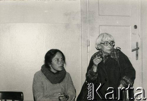 3-10.10.1979, Warszawa, Polska.
Głodówka solidarnościowa członków i sympatyków Komitetu Samoobrony Społecznej KOR (KSS KOR) w kościele Św. Krzyża w obronie więźniów politycznych w Czechosłowacji oraz aresztowanych Polaków: Adama Wojciechowskiego i Edmunda Zadrożyńskiego. Z lewej siedzi Joanna Duda-Gwiazda.
Fot. NN, kolekcja Jacka Kuronia, zbiory Ośrodka KARTA