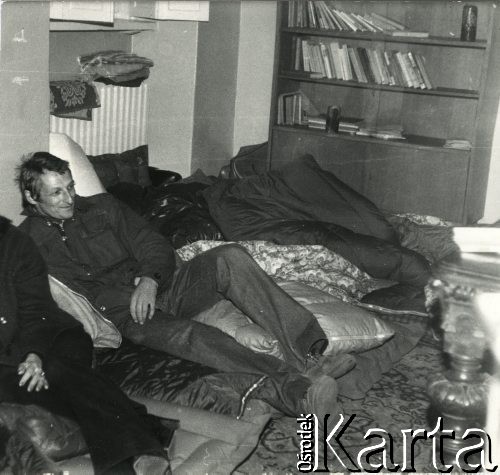 3-10.10.1979, Warszawa, Polska.
Głodówka solidarnościowa członków i sympatyków Komitetu Samoobrony Społecznej KOR (KSS KOR) w kościele Św. Krzyża w obronie więźniów politycznych w Czechosłowacji oraz aresztowanych Polaków: Adama Wojciechowskiego i Edmunda Zadrożyńskiego. Na zdjęciu Jacek Bierezin.
Fot. NN, kolekcja Jacka Kuronia, zbiory Ośrodka KARTA