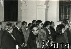 3-10.10.1979, Warszawa, Polska.
Msza św. odprawiona przez księdza Jana Zieję na zakończenie głodówki solidarnościowej członków i sympatyków Komitetu Samoobrony Społecznej KOR (KSS KOR) w kościele Św. Krzyża w obronie więźniów politycznych w Czechosłowacji oraz aresztowanych Polaków: Adama Wojciechowskiego i Edmunda Zadrożyńskiego. W pierwszym rzędzie stoją: Anka Kowalska, Jacek Bierezin i Andrzej Czuma; w drugim: Jan Lityński, Mariusz Wilk, Konrad Bieliński, Jacek Kuroń; w trzecim: NN, NN, Adam Michnik, Jerzy Markuszewski, Antoni Macierewicz. 
Fot. NN, kolekcja Jacka Kuronia, zbiory Ośrodka KARTA