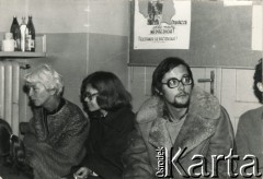 3-10.10.1979, Warszawa, Polska.
Głodówka solidarnościowa członków i sympatyków Komitetu Samoobrony Społecznej KOR (KSS KOR) w kościele Św. Krzyża w obronie więźniów politycznych w Czechosłowacji oraz aresztowanych Polaków: Adama Wojciechowskiego i Edmunda Zadrożyńskiego. Siedzą od lewej: Halina Mikołajska, Krystyna Lityńska i Mariusz Wilk.
Fot. NN, kolekcja Jacka Kuronia, zbiory Ośrodka KARTA