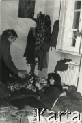 3-10.10.1979, Warszawa, Polska.
Głodówka solidarnościowa członków i sympatyków Komitetu Samoobrony Społecznej KOR (KSS KOR) w kościele Św. Krzyża w obronie więźniów politycznych w Czechosłowacji oraz aresztowanych Polaków: Adama Wojciechowskiego i Edmunda Zadrożyńskiego. Na zdjęciu Anka Kowalska i Jacek Bierezin.
Fot. NN, kolekcja Jacka Kuronia, zbiory Ośrodka KARTA